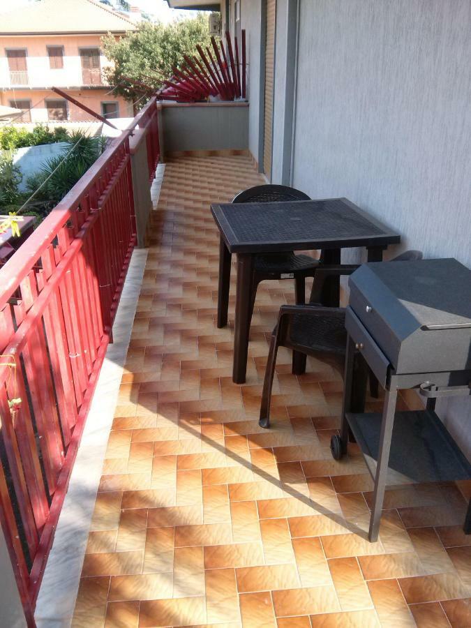 Between Sea And Mountain Apartment San Giovanni La Punta Bagian luar foto