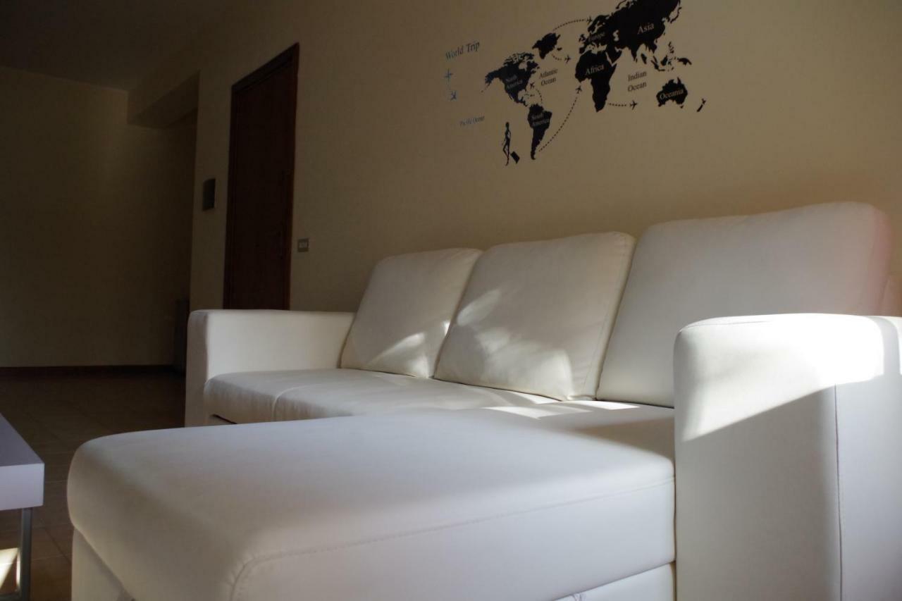 Between Sea And Mountain Apartment San Giovanni La Punta Bagian luar foto
